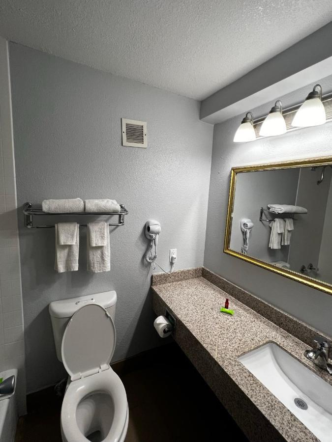 Super 8 By Wyndham Fort Worth Entertainment District Bagian luar foto